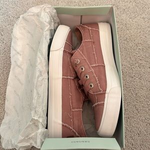 NIB Jenn Ardor pink lace up sneakers size 8.5. Non smoking and dog friendly home